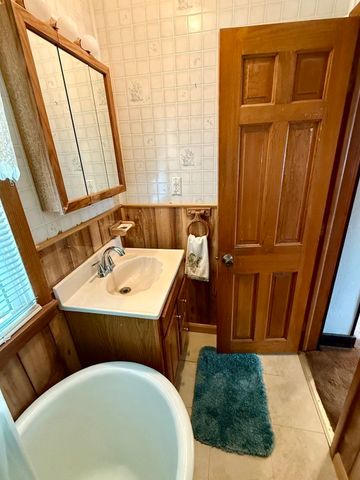8 Union Rd, Wales, MA 01081