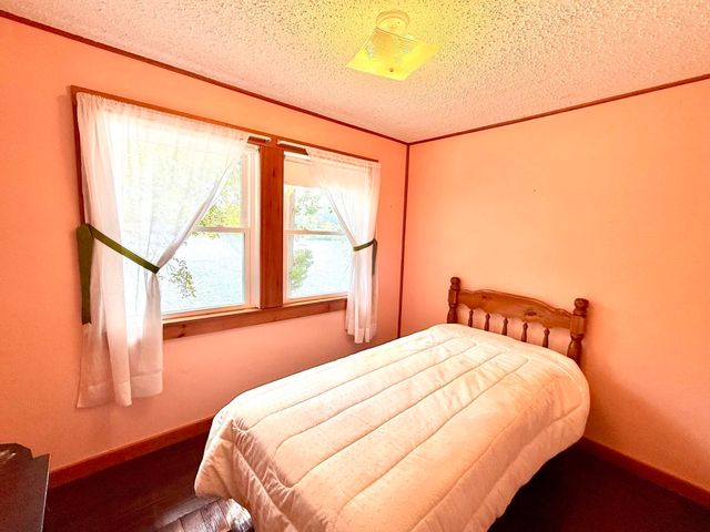 8 Union Rd, Wales, MA 01081