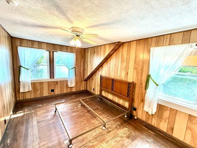 8 Union Rd, Wales, MA 01081