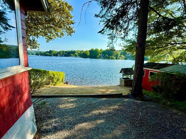 8 Union Rd, Wales, MA 01081