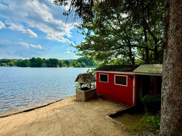 8 Union Rd, Wales, MA 01081