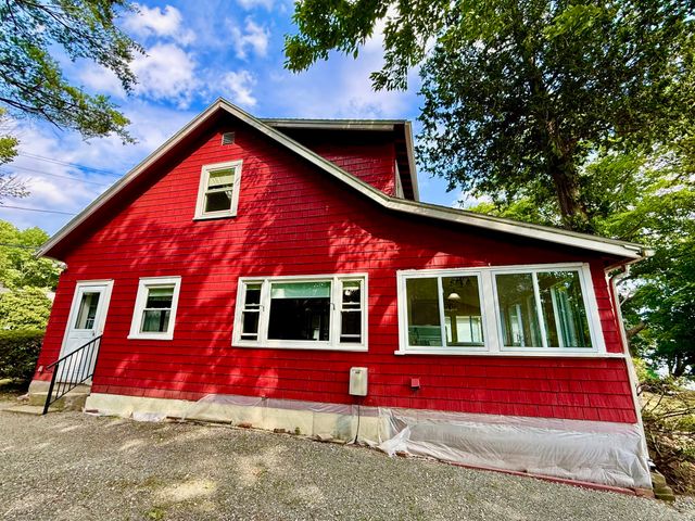 8 Union Rd, Wales, MA 01081