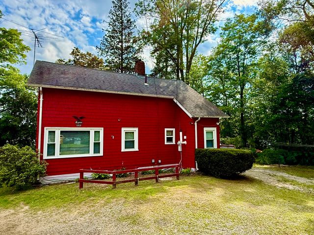 8 Union Rd, Wales, MA 01081