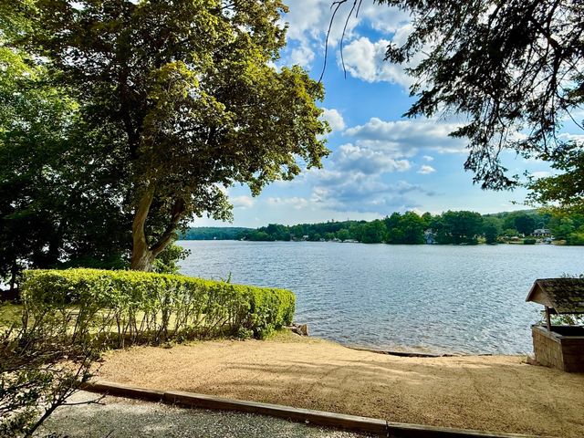 8 Union Rd, Wales, MA 01081