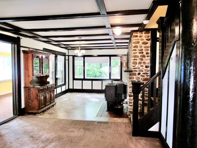 8 Union Rd, Wales, MA 01081