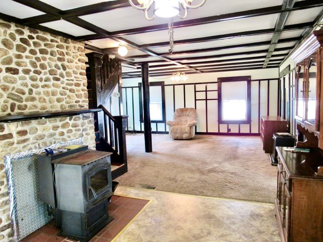 8 Union Rd, Wales, MA 01081