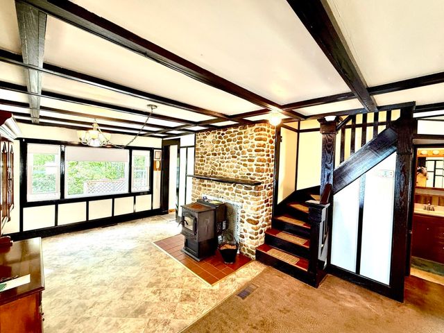 8 Union Rd, Wales, MA 01081
