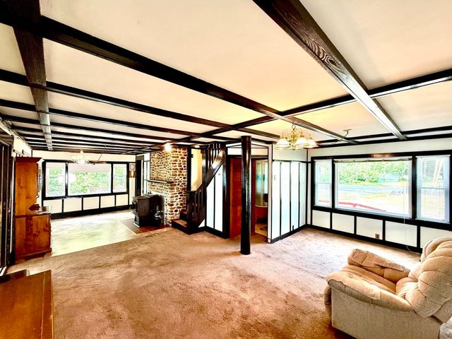 8 Union Rd, Wales, MA 01081
