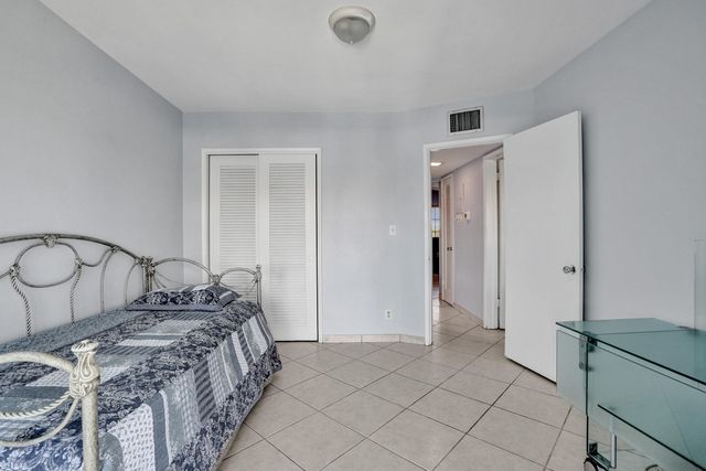 930 SE 9th Avenue 11, Pompano Beach, FL 33060
