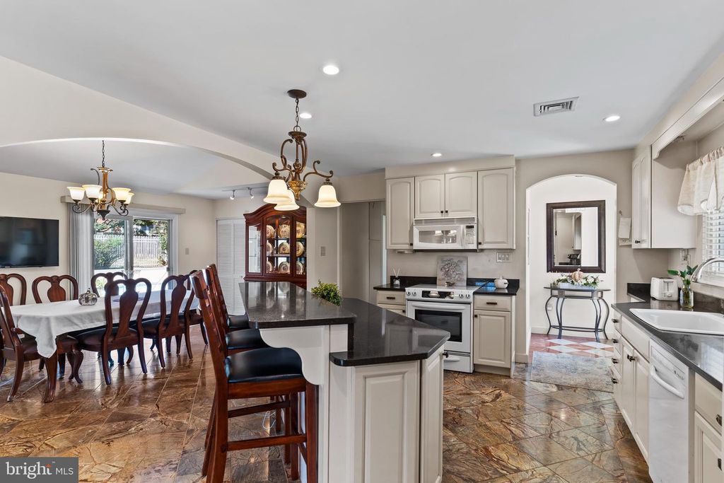 127 OAK PARK CIR, Harrisburg, PA 17109
