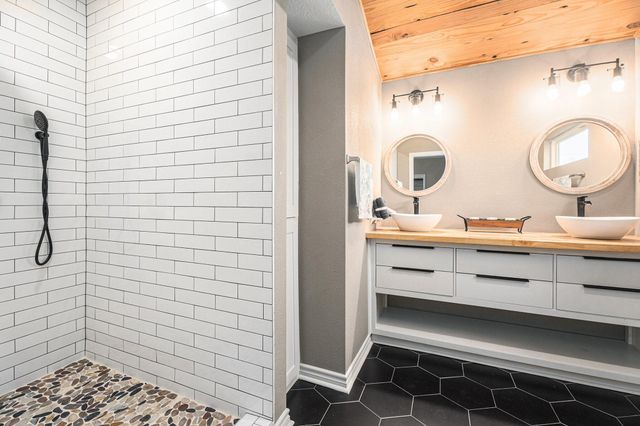 658 Warsaw Street, Bayou Vista, TX 77563