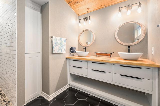 658 Warsaw Street, Bayou Vista, TX 77563