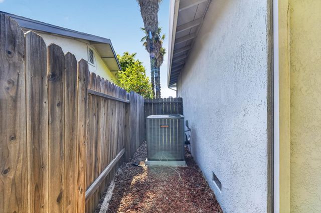 6837 Havenhurst Dr, Sacramento, CA 95831