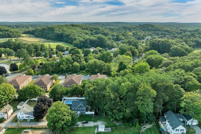 8 Carriage Hill Rd 17, Amesbury, MA 01913