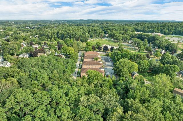 8 Carriage Hill Rd 17, Amesbury, MA 01913