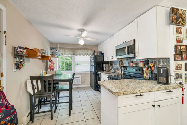 8 Carriage Hill Rd 17, Amesbury, MA 01913