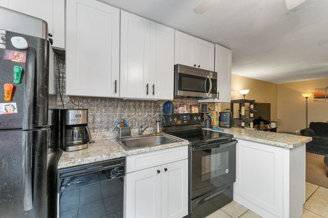 8 Carriage Hill Rd 17, Amesbury, MA 01913