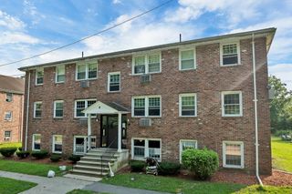8 Carriage Hill Rd 17, Amesbury, MA 01913