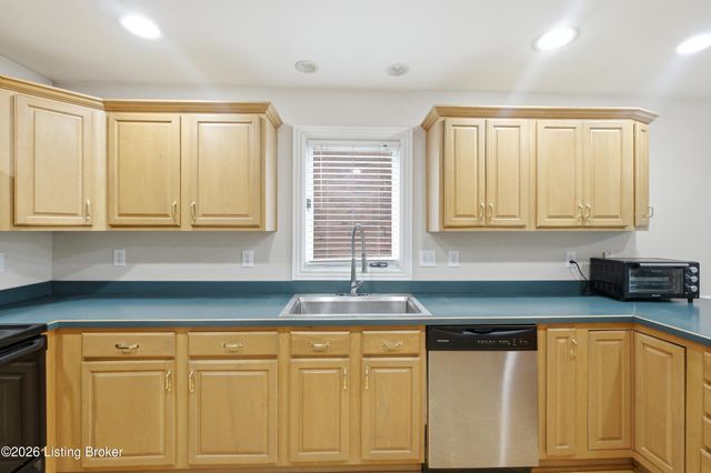 8109 Windsor Lakes Ct, Louisville, KY 40214