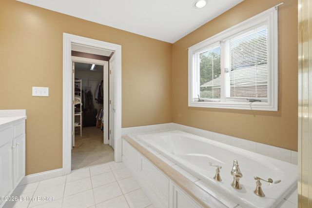 8109 Windsor Lakes Ct, Louisville, KY 40214
