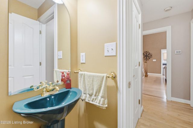 8109 Windsor Lakes Ct, Louisville, KY 40214