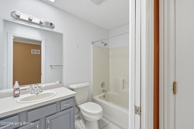 8109 Windsor Lakes Ct, Louisville, KY 40214