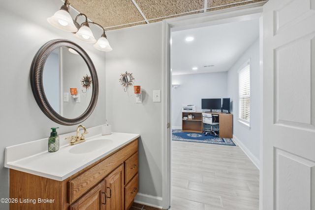 8109 Windsor Lakes Ct, Louisville, KY 40214