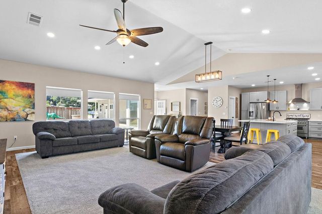 6950 Arrowwood Dr, Riverbank, CA 95367