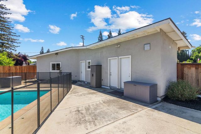 6950 Arrowwood Dr, Riverbank, CA 95367
