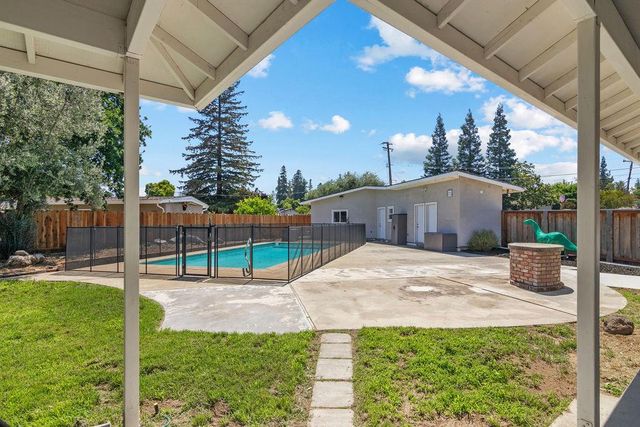 6950 Arrowwood Dr, Riverbank, CA 95367