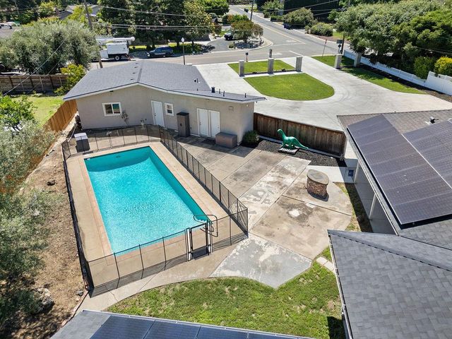 6950 Arrowwood Dr, Riverbank, CA 95367
