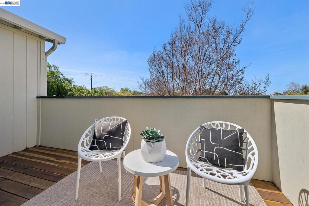 Image 11 of property listing at 27796 Vasona Ct 2, Hayward, CA 94544