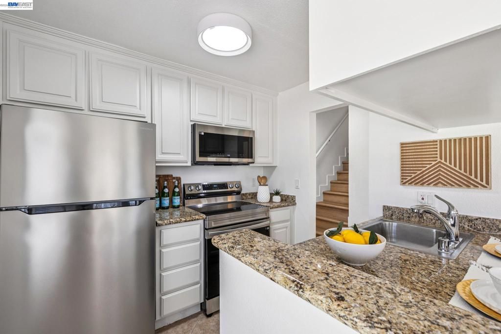 Image 15 of property listing at 27796 Vasona Ct 2, Hayward, CA 94544