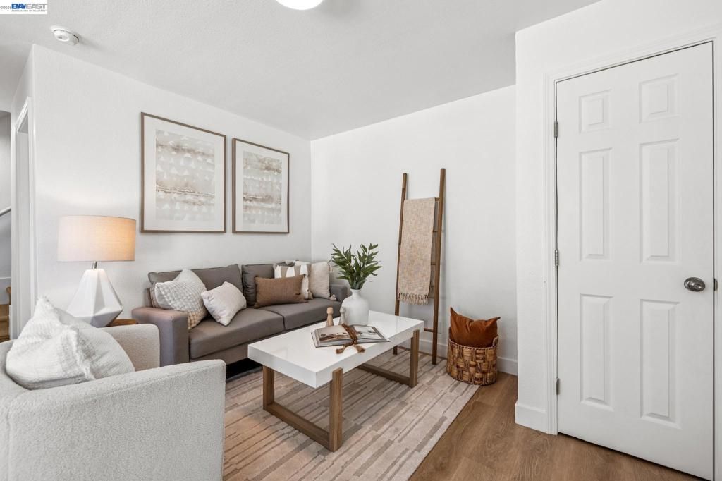 Image 2 of property listing at 27796 Vasona Ct 2, Hayward, CA 94544