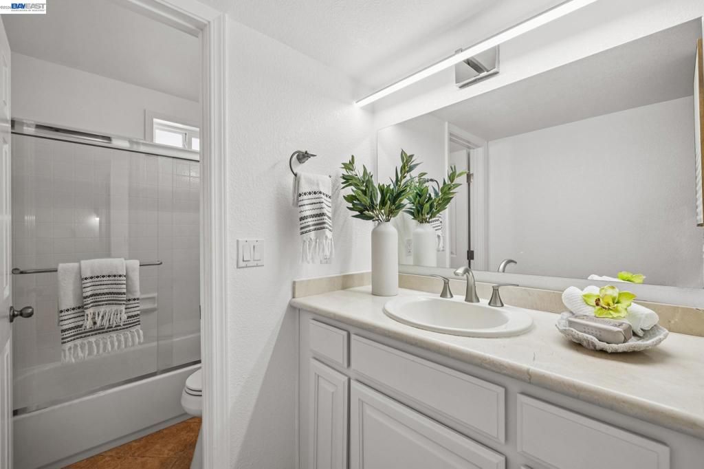 Image 25 of property listing at 27796 Vasona Ct 2, Hayward, CA 94544