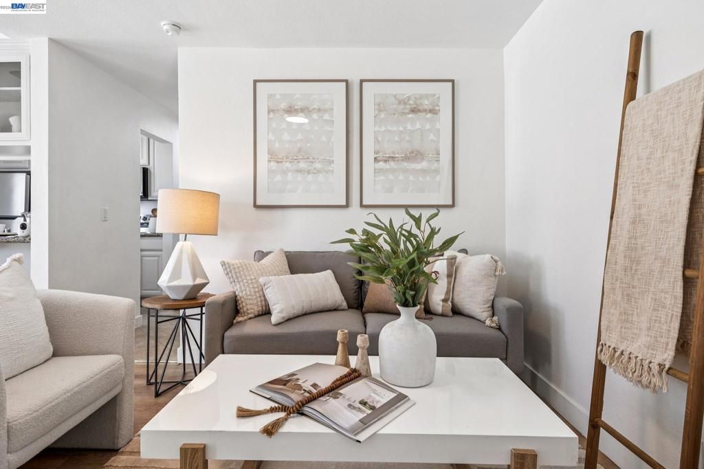 Image 4 of property listing at 27796 Vasona Ct 2, Hayward, CA 94544