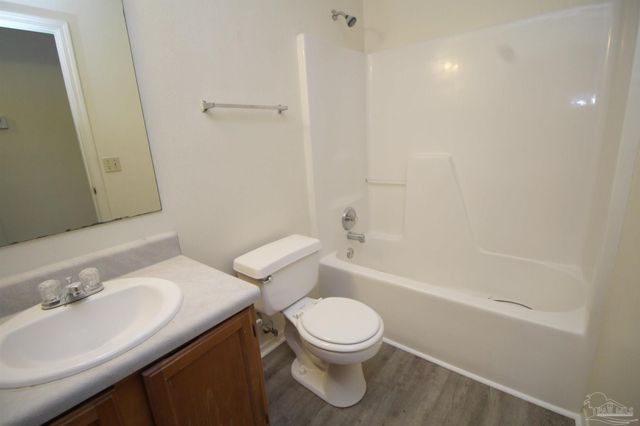 404 Oak Knoll Ln, Pensacola, FL 32506