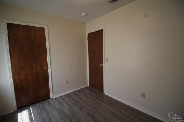 404 Oak Knoll Ln, Pensacola, FL 32506