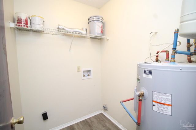 404 Oak Knoll Ln, Pensacola, FL 32506