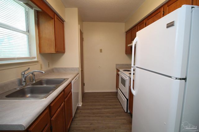 404 Oak Knoll Ln, Pensacola, FL 32506