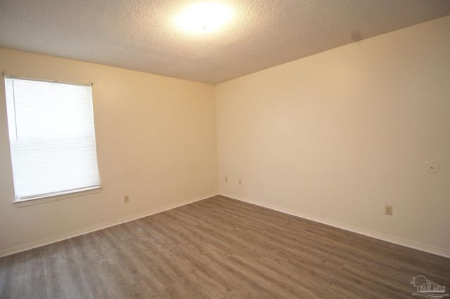 404 Oak Knoll Ln, Pensacola, FL 32506