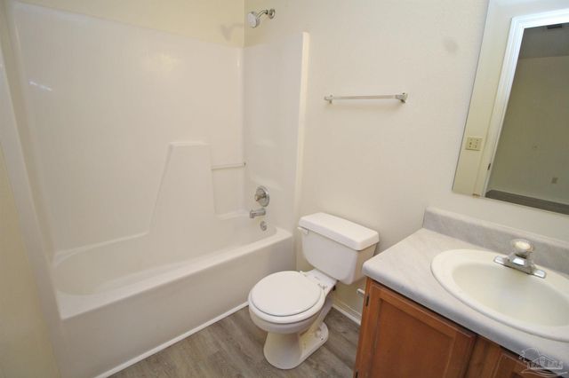 404 Oak Knoll Ln, Pensacola, FL 32506