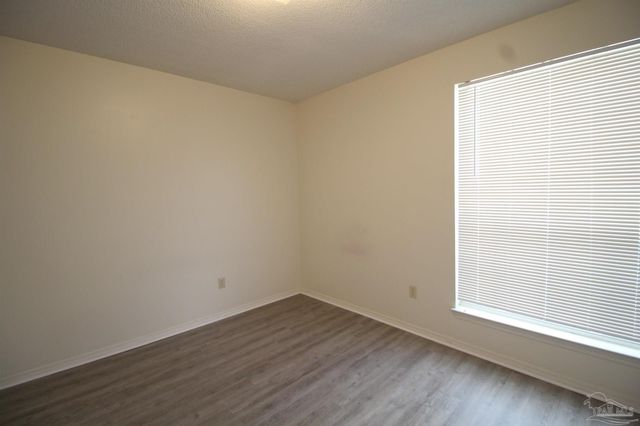 404 Oak Knoll Ln, Pensacola, FL 32506