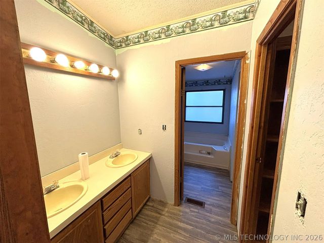 415420 E 1094, Checotah, OK 74426