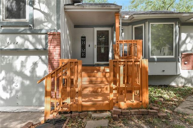 2112 E Sunvale Drive, Olathe, KS 66062