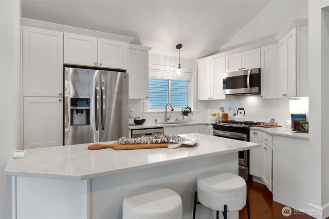 318 NE 59th Street, Seattle, WA 98105