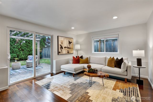 318 NE 59th Street, Seattle, WA 98105
