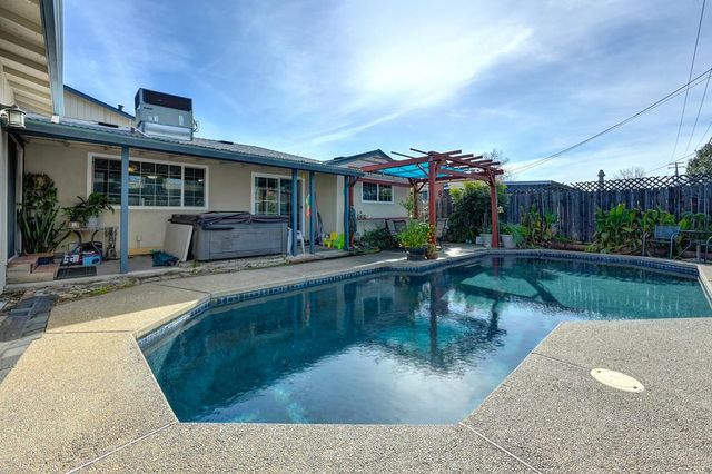 10825 Walnutwood Way, Rancho Cordova, CA 95670