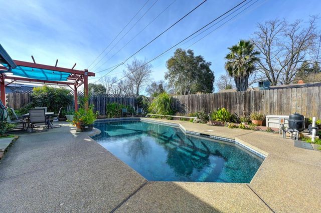 10825 Walnutwood Way, Rancho Cordova, CA 95670