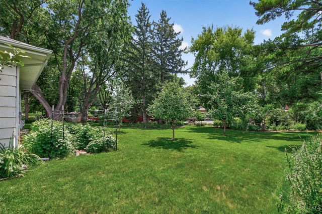 5133 Meadow Ridge, Edina, MN 55439
